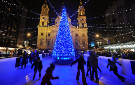 8 méteres karácsonyfa és korcsolyapálya a Szent István téren