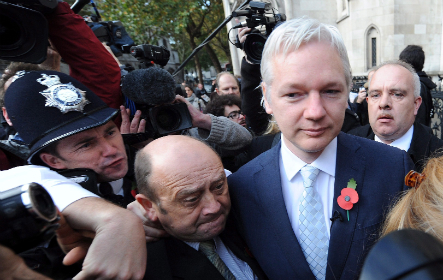 Julian Assange-ot, a WikiLeaks alapítóját kiadja Nagy-Britannia