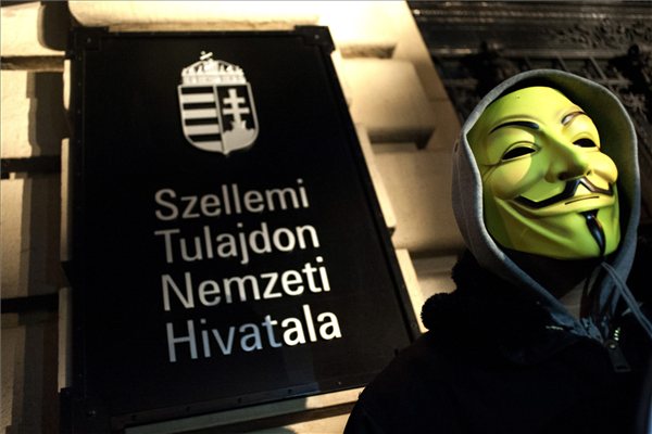 Acta_elleni_tuntetes_Budapest2012_00