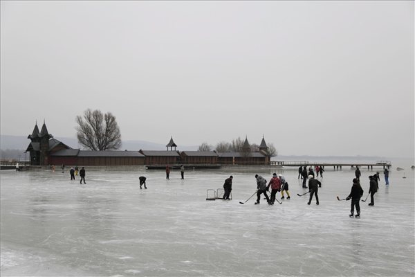 Hideg idő - Téli sport - Balaton - Keszthely, 2012. február 3. - Fiatalok jégkorongoznak a befagyott Balatonon, a keszthelyi strandon. MTI Fotó: Turcsi Gábor