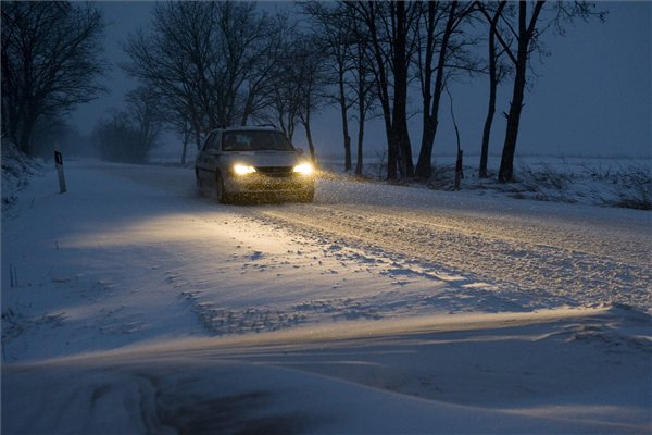 Havazás Szabolcsban - Nagycserkesz, 2012. február 4. - Autó halad a 36-os főúton Nagycserkesz és Tiszavasvári között, ahol hóbuckák és hóátfúvások alakultak ki., MTI Fotó: Balázs Attila
