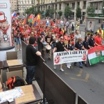 Résztvevők vonulnak a hazai és külföldi állatvédők tiltakozásán Budapest belvárosában (MTI Fotó: Koszticsák Szilárd)