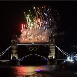 London, 2012. július 28. Motorcsónakkal viszik az olimpiai lángot a 2012-es londoni nyári olimpia megnyitó ünnepségére a Temzén, a Tower híd alatt alatt. MTI Fotó: Illyés Tibor