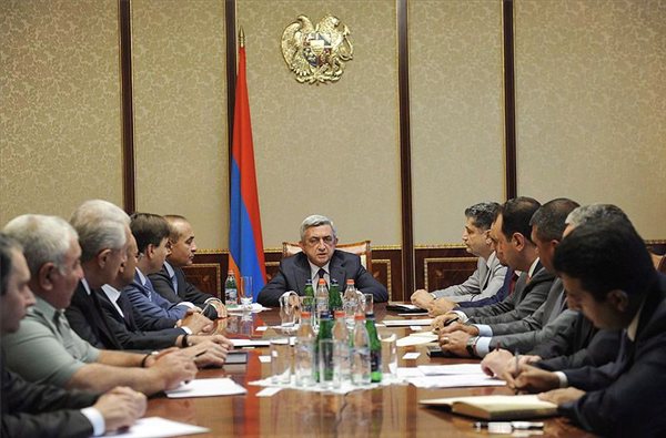 Jereván, 2012. augusztus 31. Az örmény elnöki hivatal honlapján 2012. augusztus 31-én elérhetővé vált felvételen Szerzs Szargszján örmény elnök (k) a Nemzeti Biztonsági Tanács tagjaival tanácskozik Jerevánban 2012. augusztus 31-én. Az örmény elnök ezen a napon bejelentette, hogy Örményország megszakítja diplomáciai és minden egyéb hivatalos kapcsolatát Magyarországgal. (MTI/Örmény elnöki hivatal honlapja)