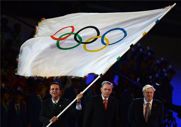 London, 2012. augusztus 13. Eduardo Paes, a 2016-os nyári olimpiát rendező Rio de Janeiro polgármestere (b) meglengeti az olimpiai zászlót, amelyet Jacques Rogge-tól, a Nemzetközi Olimpiai Bizottság elnökétől (k) vett át a 2012-es londoni nyári olimpia záróünnepségén az Olimpiai Stadionban 2012. augusztus 12-én. Jobbról Boris Johnson, London polgármestere. MTI Fotó: Kovács Tamás