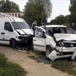 Egy rendőrségi üldözés során megsérült személyautó (elöl) és egy áruszállító kisteherautó (hátul), amelybe belerohant a menekülő sofőr, áll a Kőérberki út és az Egér út kereszteződésében, Budapesten 2012. szeptember 18-án. A rendőrök egy budaörsi bevásárlóközpont parkolójában értek tetten autófeltörőket, akik elmenekültek a helyszínről, és az üldözésük során egy másik járművel ütköztek. MTI Fotó: Mihádák Zoltán