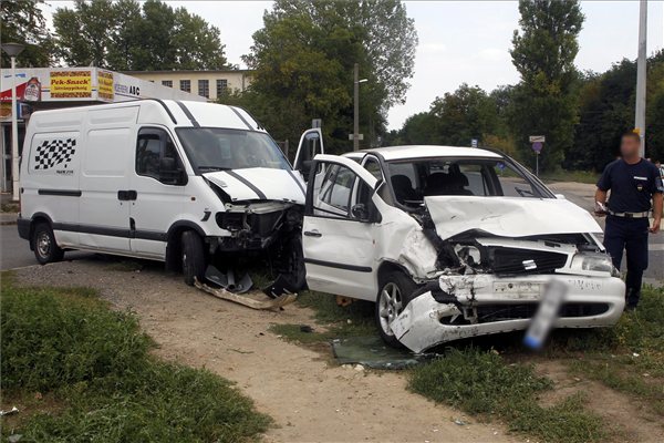Egy rendőrségi üldözés során megsérült személyautó (elöl) és egy áruszállító kisteherautó (hátul), amelybe belerohant a menekülő sofőr, áll a Kőérberki út és az Egér út kereszteződésében, Budapesten 2012. szeptember 18-án. A rendőrök egy budaörsi bevásárlóközpont parkolójában értek tetten autófeltörőket, akik elmenekültek a helyszínről, és az üldözésük során egy másik járművel ütköztek. MTI Fotó: Mihádák Zoltán