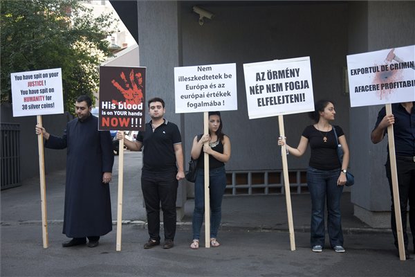 Demonstráló örmények állnak Magyarország bukaresti nagykövetsége előtt 2012. szeptember 6-án. A tüntetők amiatt tiltakoztak, hogy Magyarország átadta Azerbajdzsánnak az örmény katonatársa meggyilkolása miatt életfogytiglanra ítélt azeri katonatisztet, Ramil Safarovot. MTI Fotó: Baranyi Ildikó
