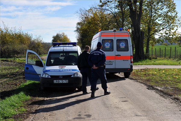Rendőrök biztosítják a helyszínt egy elhaladó mentőautó mellett Kaposvár fészerlaki városrészének közelében 2012. november 3-án. Megtalálták a Kaposváron eltűnt 11 éves kisfiú holttestét a Sonline.hu értesülése szerint. A portál úgy tudja, a gyermeket agyonverték. MTI Fotó: Varga György