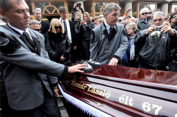 Komár László koporsóját viszik a 67 éves korában, október 17-én elhunyt énekes temetésén a budapesti Újköztemetőben 2012. november 6-án. MTI Fotó: Földi Imre
