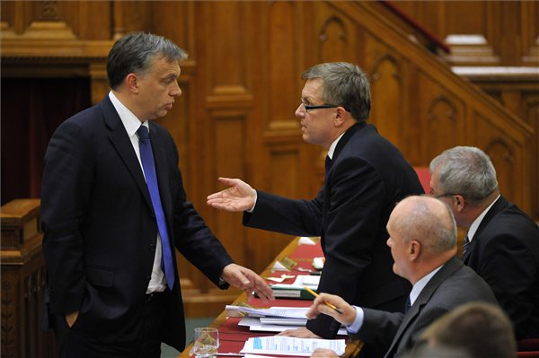 orban_matolcsy_parlament2012