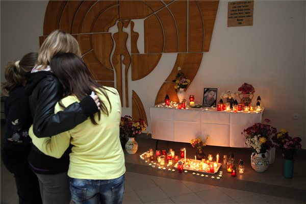 Diákok állnak iskolatársuk, az előre kitervelten, brutális kegyetlenséggel meggyilkolt 11 éves Szita Bence emlékhelyénél a mernyei általános iskola aulájában 2012. november 5-én. MTI Fotó: Varga György