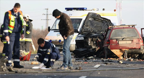 Rendőrök helyszínelnek két összeroncsolódott jármű közelében, melyek frontálisan ütköztek a 4-es főút 164-es kilométerénél, Karcag külterületén 2013. január 6-án. A balesetben a vétlen, magyar rendszámú szamélyautó öt utasa közül négy felnőtt: három férfi és egy nő a helyszínen életét vesztette, míg egy csecsemő, akit életveszélyes állapotban, mentőhelikopterrel szállítottak kórházba a debreceni Kenézy Kórházban halt meg. A balesetet  okozó francia rendszámú gépkocsi három utasa sértetlenül úszta meg a karambolt. MTI Fotó: Bugány János