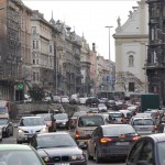 Járművek haladnak a budapesti Szabad sajtó úton 2013. január 7-én a Ferenciek tere és a Március 15. tér átépítése miatt kialakított új közlekedési rend szerint. MTI Fotó: Soós Lajos