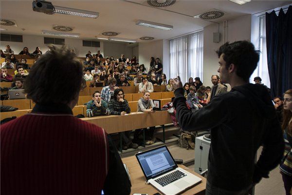 Teremfoglaló diákok beszélnek diáktársaikhoz az Eötvös Loránd Tudományegyetem (ELTE) budapesti, Múzeum körúti B épületében 2013. február 11-én. A demonstrálók az egyetemet érintő pénzelvonás miatt az oktatást több teremben megszakították. MTI Fotó: Szigetváry Zsolt