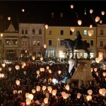 Kolozsvár, 2013. február 22. 570 lámpást eresztenek a magasba Kolozsvár főterén Mátyás király szobránál, az uralkodó 570. születésnapjának előestéjén. Az esemény a 21. Mátyás Napok nyitómomentuma volt. MTI Fotó: Biró István