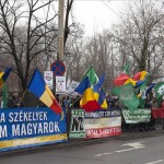 Az Új Jobboldal nevű szélsőjobboldali szervezet szimpatizánsai a székely zászló használata ellen tiltakoznak a bukaresti magyar nagykövetség épülete előtt 2013. február 11-én. MTI Fotó: Baranyi Ildikó