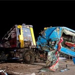Összeroncsolódott kamion az M7-es autópálya fővárosból kivezető oldalán, Érd és Tárnok között 2013. március 23-án éjjel. A 22-23-as kilométerszelvénynél történt baleset során a kamionban szállított több tonna vasrúd mindkét pályatesten szétszóródott, a sofőr súlyosan megsérült.