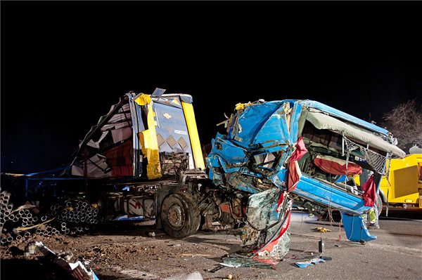 Összeroncsolódott kamion az M7-es autópálya fővárosból kivezető oldalán, Érd és Tárnok között 2013. március 23-án éjjel. A 22-23-as kilométerszelvénynél történt baleset során a kamionban szállított több tonna vasrúd mindkét pályatesten szétszóródott, a sofőr súlyosan megsérült.