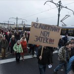 Az alaptörvény tervezett, negyedik módosítása elleni, civilek által szervezett demonstráció résztvevői vonulnak a budapesti Margit hídon 2013. március 9-én. MTI Fotó: Szigetváry Zsolt