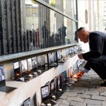 Ilan Mor izraeli nagykövet az áldozatok emlékfalánál a holokauszt magyarországi áldozatainak emléknapján a budapesti Holokauszt Emlékközpontban 2013. április 16-án. MTI Fotó: Kovács Tamás