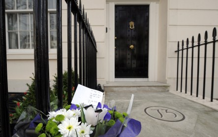Virágok a hétfõn elhunyt Margaret Thatcher otthona elõtt