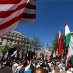 A Jobbik demonstrációja a budapesti Vértanúk terén 2013. május 4-én. A rendőrség által betiltott, de bírósági döntéssel utóbb engedélyezett tüntetést a bolsevizmus és a cionizmus áldozatainak emlékére hirdették meg. MTI Fotó: Mohai Balázs