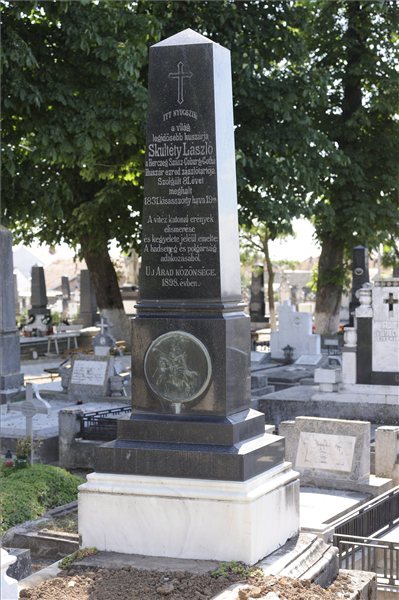 Skultéty László huszár zászlótartó síremléke az újaradi temetőben