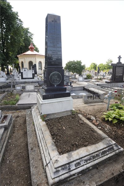 Skultéty László huszár zászlótartó síremléke az újaradi temetőben
