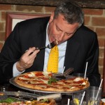 Bill_de_Blasio_new_york_polgarmestere_pizza
