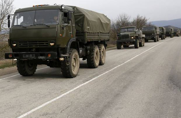 orosz_katonai_teherautok_simferopol_ukrajna2014marc8