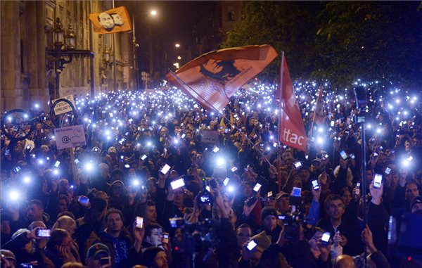 Az internetadó bevezetése ellen meghirdetett demonstráció résztvevői a belvárosi József nádor téren 2014. október 28-án