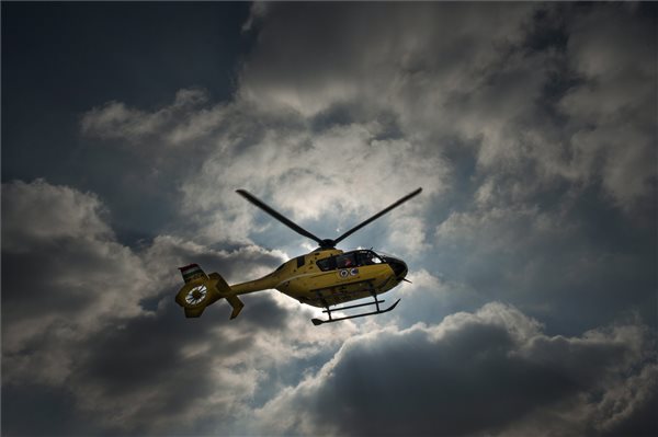 Az Országos Mentőszolgálat (OMSZ) új, kéthajtóműves, EC 135 típusú helikoptere a budaörsi bázis felett 2014. október 27-én