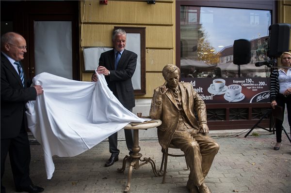 Az alkotó, Kligl Sándor szobrászművész Páva Zsolt polgármester leleplezi Weöres Sándor szobrát Pécsett, a Király utcában 2014. november 11-én.