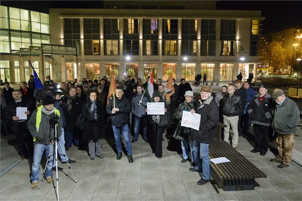 Résztvevők a Szabad oktatást! és az Egymillióan az internetadó ellen Facebook-csoportok demonstrációján, amelyet Nincs hova hátrálnunk! címmel tartanak Debrecenben, a Baltazár Dezső téren
