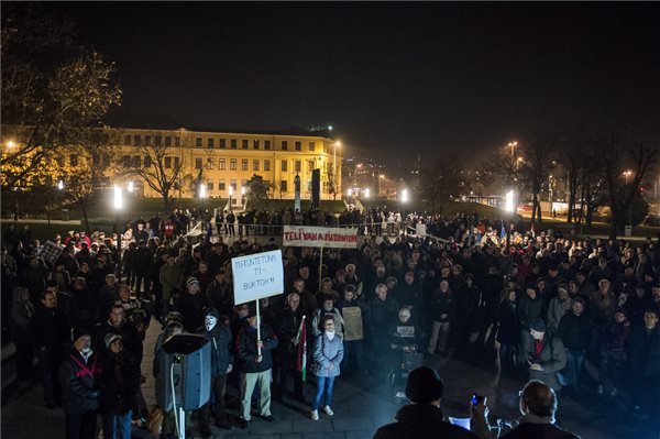 Résztvevők a Pécsnek hangja van! Facebook-csoport tüntetésén a 48-as téren