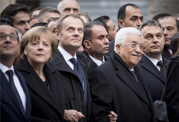 Jobbra Orbán Viktor miniszterelnök, mellette Francois Hollande francia elnök (b), Angela Merkel német kancellár (b2), Donald Tusk, az Európai Tanács elnöke (b3) és Mahmúd Abbász, a Palesztin Hatóság elnöke (j2)