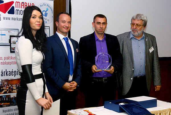 Ambrus András vette át a díjat Hinora Ferenctől (balra) és dr. Piskóti Istvántól (Miskolci Egyetem Marketing Intézetének vezetője (jobbra))
