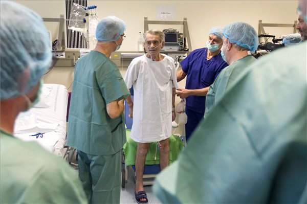 Stumpf Tibor, a Magyarországon első sikeresen végrehajtott tüdőtranszplantáción átesett beteg (középen)