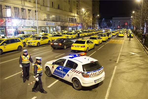 Taxisok demonstrálnak az Uber magán személyszállító szolgáltatás ellen Budapesten, az V. kerületben, az Erzsébet térnél 2016. január 18-án. A be nem jelentett tüntetésen a taxisok az Andrássy út - Bajcsy Zsilinszky út kereszteződésben minden irányban csak egy-egy sávot hagytak szabadon a forgalomnak. MTI Fotó: Lakatos Péter