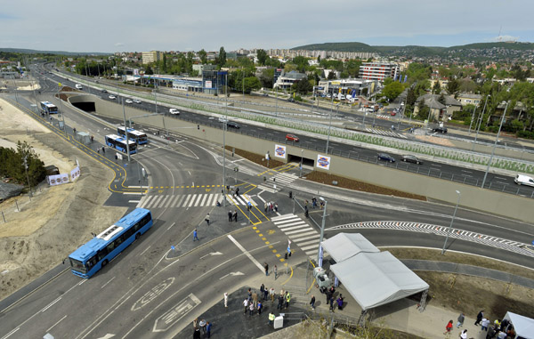 Budapest, 2016. április 18. A 4-es metró beruházásához kapcsolódva épült Budaörsi úti kétszintû közúti csomópont az avatás után, 2016. április 18-án. MTI Fotó: Máthé Zoltán