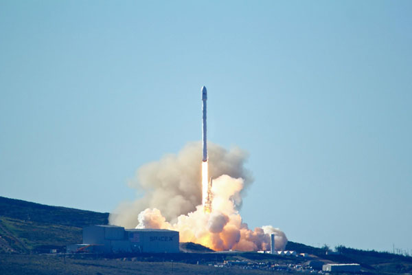 Vandenberg légi támaszpont, 2017. január 14.
Felbocsátják a SpaceX amerikai ûrkutatási magánvállalat tíz mûholdat szállító Falcon 9-es hordozórakétáját a kaliforniai Vandenberg légi támaszponton 2017. január 14-én. A felbocsátás után kilenc perccel az elsõ rakétafokozat visszatért a Földre és sikeresen leszállt a légi támaszponttól délre, a Csendes-óceánon rá váró hajóra. A mûholdakat az Iridium Communications társaság megbízásából juttatják a világûrbe. (MTI/AP/Matt Hartman)