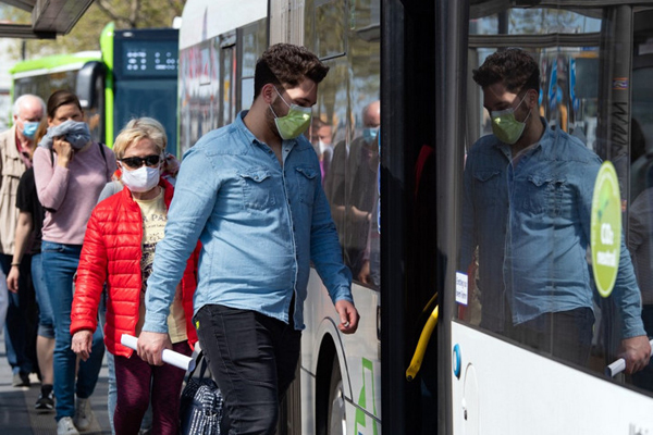 27 April 2020, Brandenburg, Potsdam: Passengers with face masks board a bus stopping at the main station. Since April 27, 2020, anyone who travels by bus or train or goes shopping in Brandenburg has had to wear a mouth and nose protection. Photo: Soeren Stache/dpa-Zentralbild/ZB