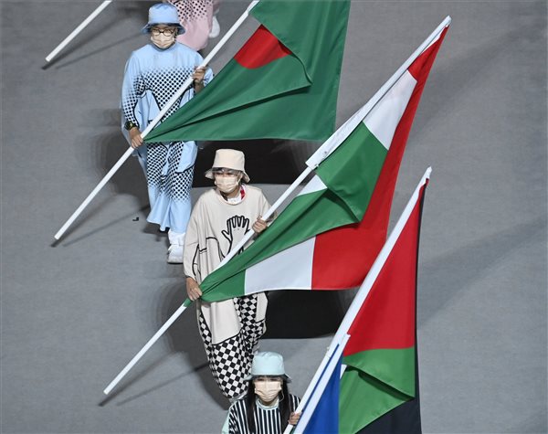 A résztvevő országok zászlóit viszik - középen a magyar - a világméretű koronavírus-járvány miatt 2021-re halasztott 2020-as tokiói nyári olimpia záróünnepségén az Olimpiai Stadionban 2021. augusztus 8-án. MTI/Czeglédi Zsolt