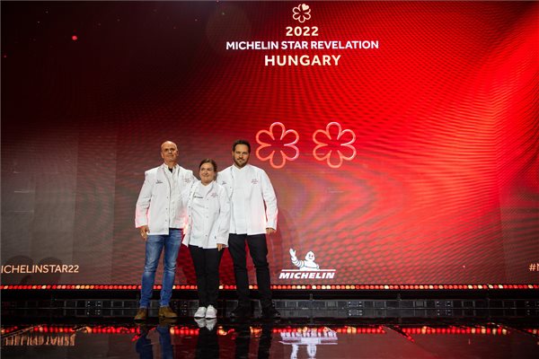 A két Michelin-csillagot kapott Pesti István, a tatai Platán Gourmet (b) séfje, illetve Szulló Szabina és Széll Tamás, a budapesti Stand étterem séfjei