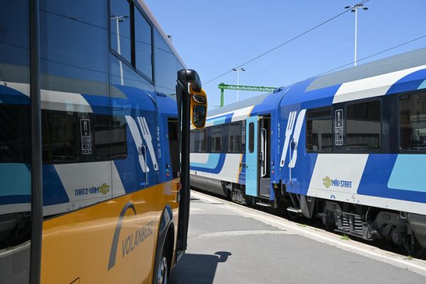 Utazas kozlekedes MAV vonat volan autobusz turizmus KL