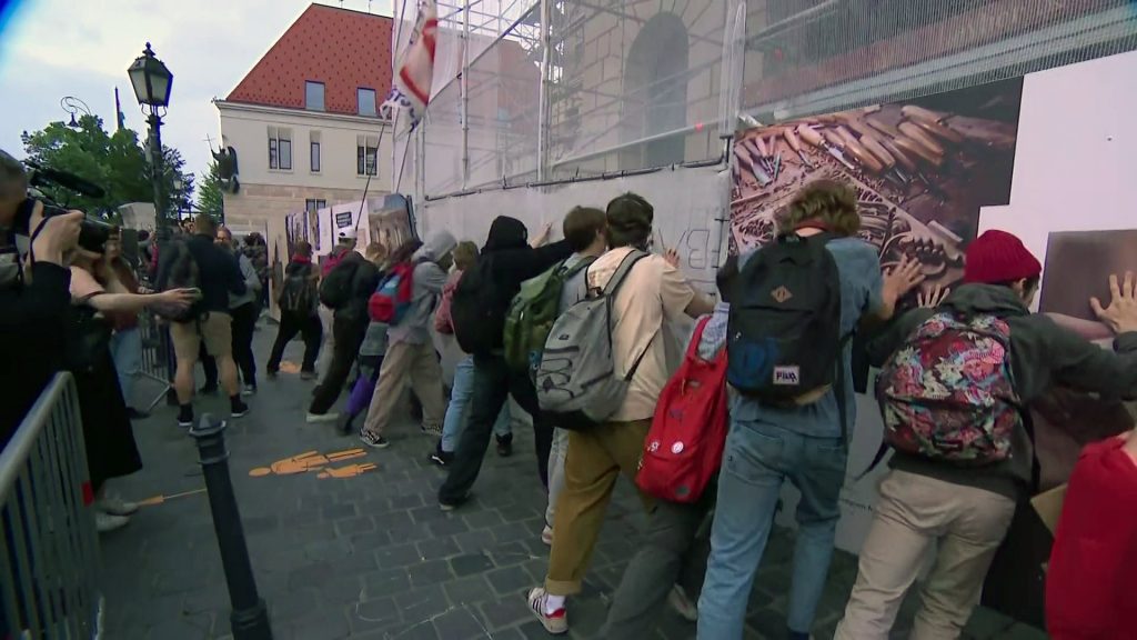 Budapest, 2023. május 3.
Videofelvételrõl készített képen tiltakozók a kordonelemeket döntögetik a pedagógusok tervezett státusztörvénye elleni tüntetés vége után a Karmelita kolostornál tartott demonstráción 2023. május 3-án.
MTI/MTVA