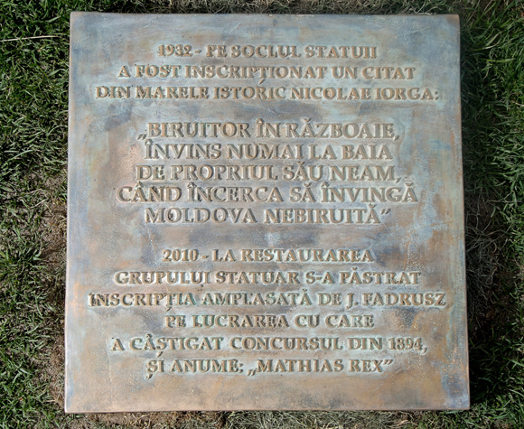 Románia - Vitatott tábla a kolozsvári Mátyás-szobornál