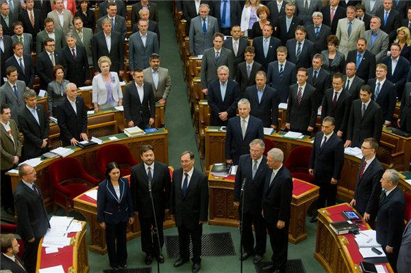 Parlament_alkotmanybiro_valasztas