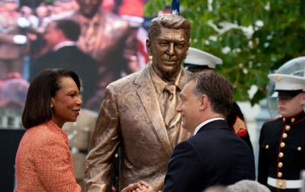 Felavatták Ronald Reagan szobrát Budapesten